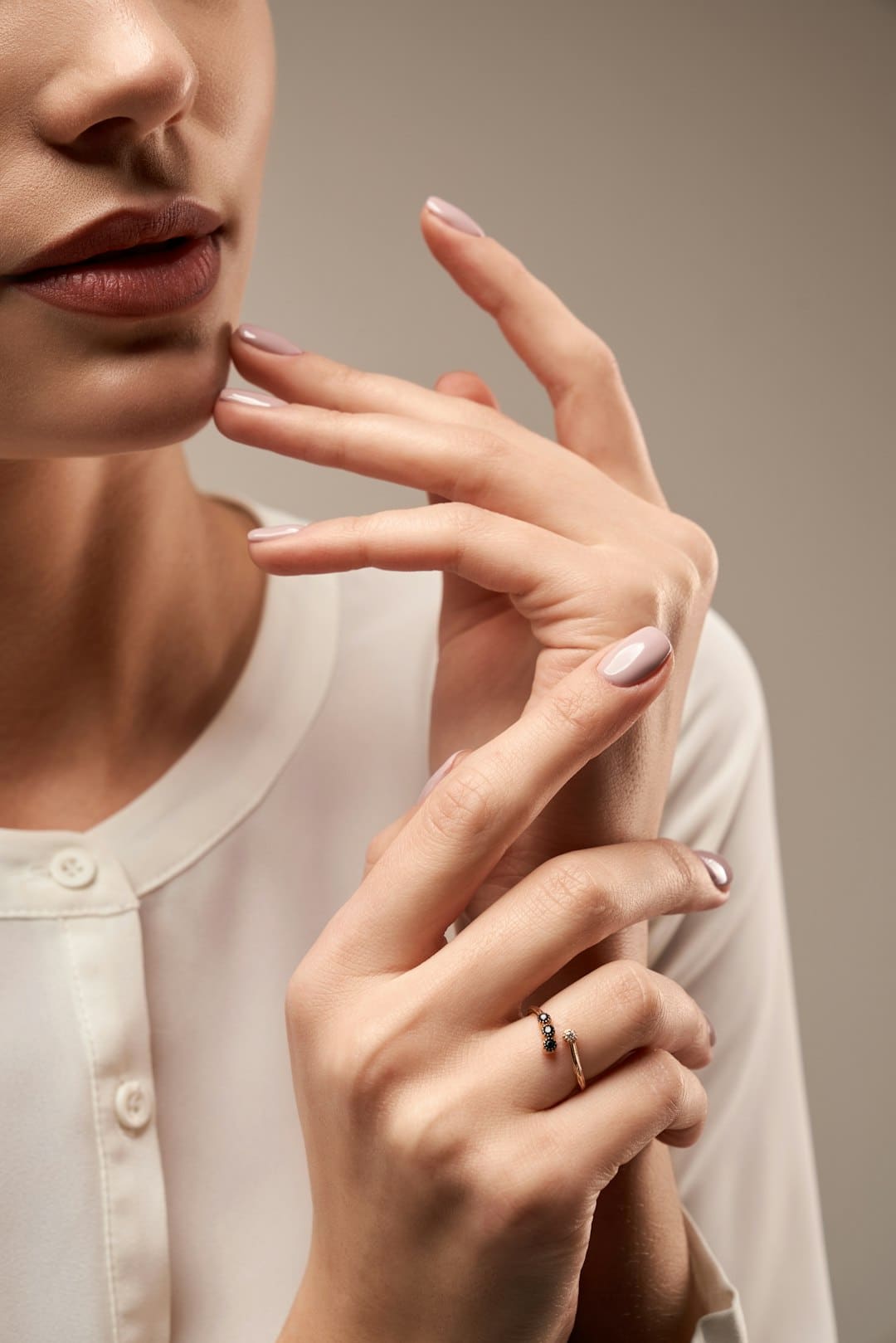 盯着拾荒老人不放,是怜悯?还是想遮羞?